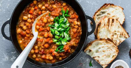 Chili Vegetariano com Feijão e Legumes: Sabor e Nutrição em Um Prato