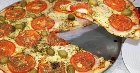 Pizza Caseira com Massa Feita em Casa